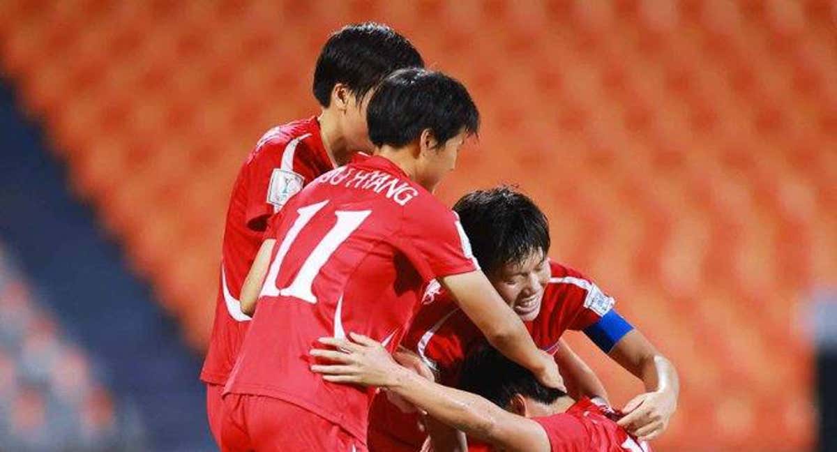 Jugadoras de Corea del Norte celebran un gol ante Austria en el Mundial Sub-20.