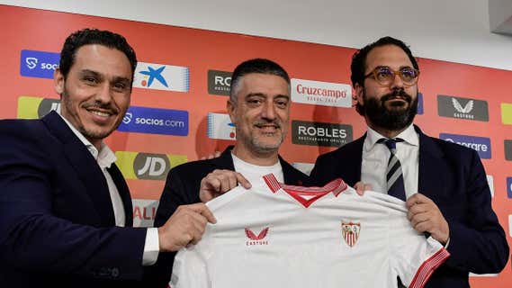 Del Nido Carrasco y Víctor Orta junto a García Pimienta./AFP