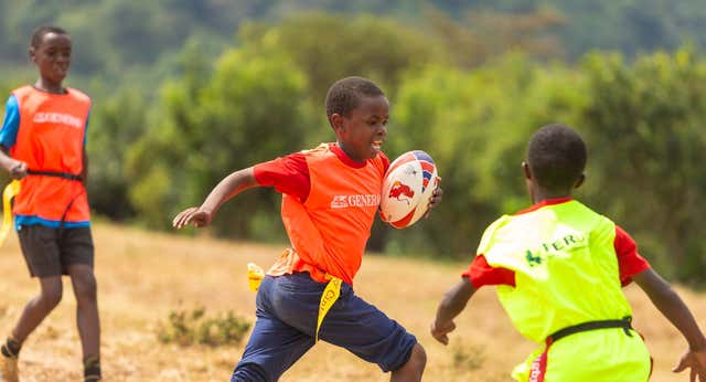 ¿Cómo llega un balón de rugby a un niño masái que vive a las faldas del Kilimanjaro?