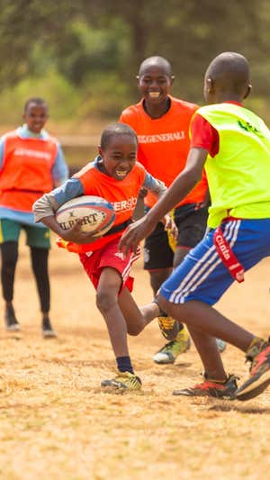 ¿Cómo llega un balón de rugby a un niño masái que vive a las faldas del Kilimanjaro?