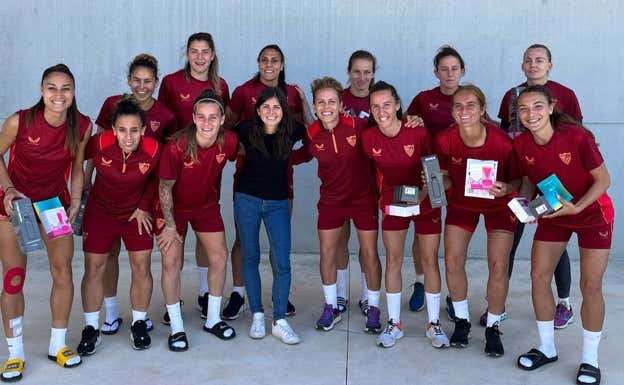 Amanda Gutiérrez, presidenta de FUTPRO, posa junto a las jugadoras del Sevilla durante la pasada temporada tras una charla sobre copa menstrual organizada por el sindicato.  FUTPRO