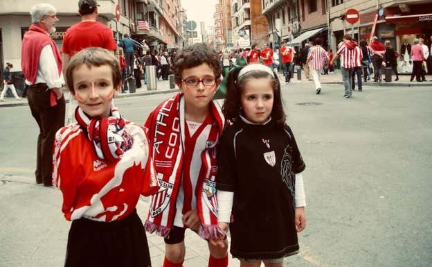 Ander, Iñigo y Eunate, en orden de izquierda a derecha, antes de un partido del Athletic.  INSTAGRAM: EUNATE ASTRALAGA