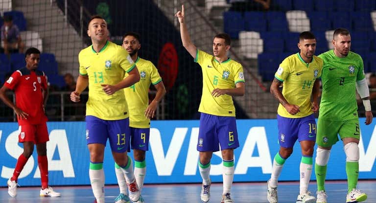 Marcel celebra uno de los tres goles que marcó con Brasil ante Cuba en la primera jornada del Mundial de Uzbekistán.
