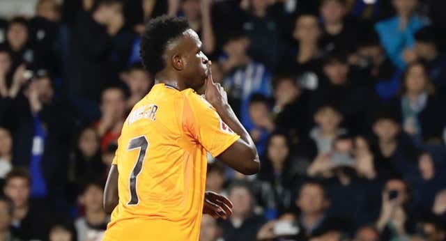 Vinicius marca, manda callar y se reparte los penaltis con Mbappé
