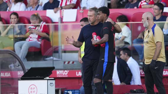 Flick, dando instrucciones a Lamine durante el partido ante el Girona. /EFE