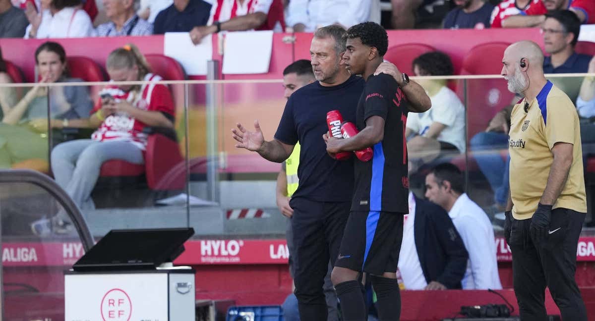 Flick, dando instrucciones a Lamine durante el partido ante el Girona.