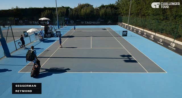 Una maleta en pista, doce horas de viaje, dos aviones y un tren retratan la dura realidad del tenis fuera de los focos