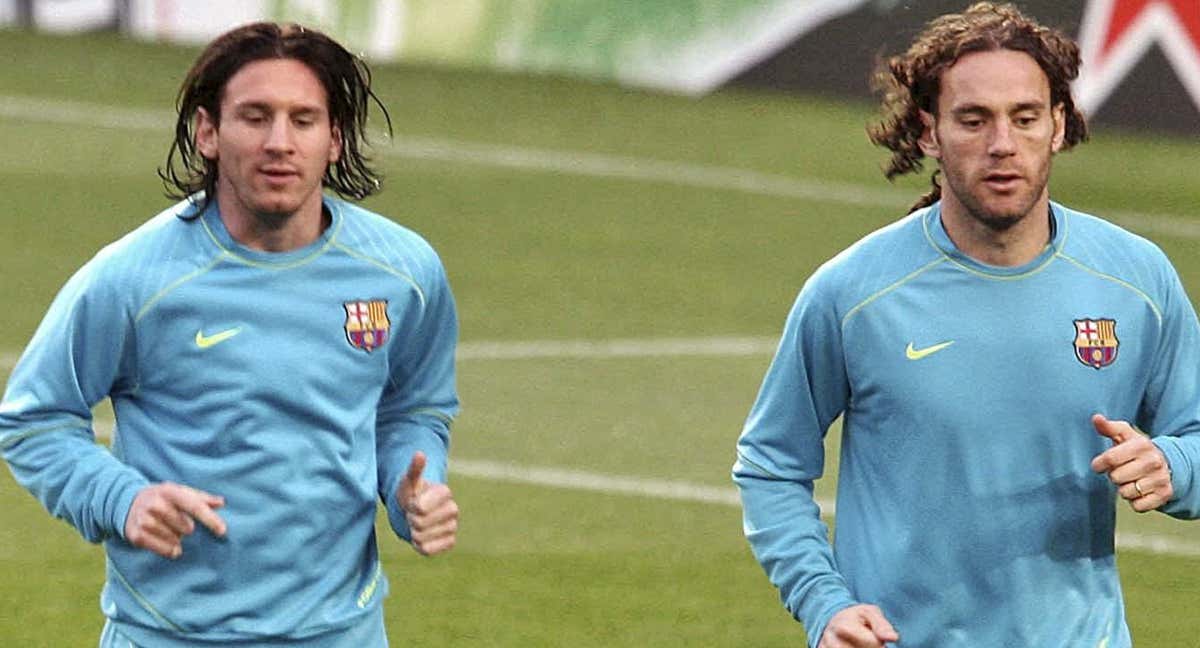 Leo Messi y Gabi Milito durante un entrenamiento con el Barcelona en 2008.