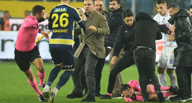 Umut Meler, el colegiado que recibió un puñetazo del presidente del Ankaragucu, dirigirá el Real Madrid-Stuttgart de Champions