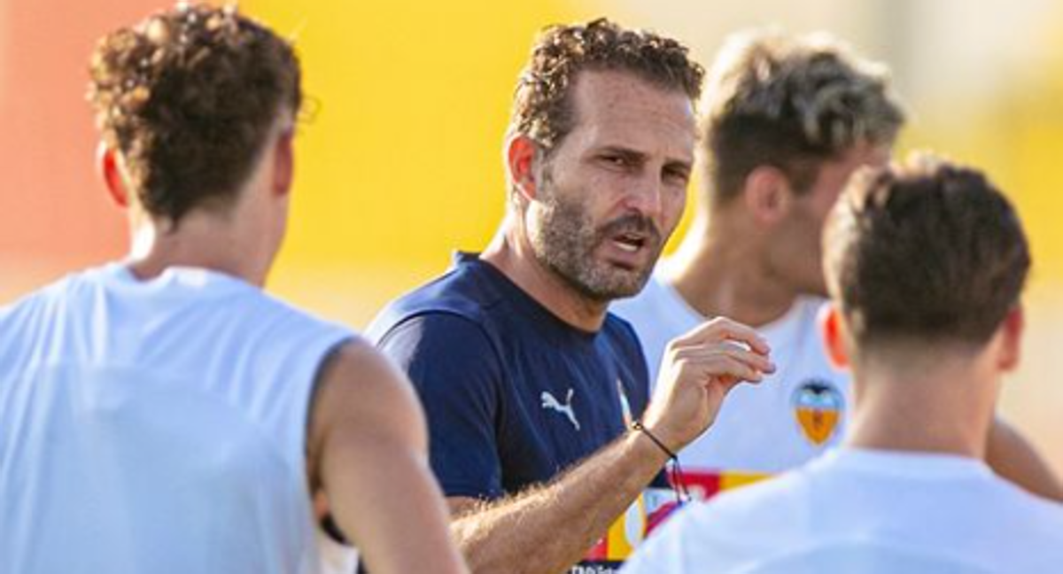 Baraja en un entrenamiento con sus jugadores.