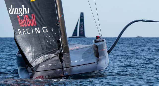 Alinghi y American Magic se rebelan en la calma chicha