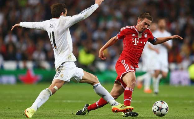 Lahm se zafa de Bale en un Real Madrid-Bayern.  FC BAYERN