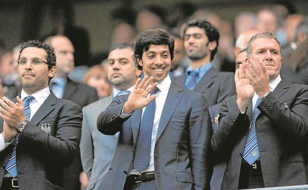 Mansour bin Zayed saluda desde el palco del City.