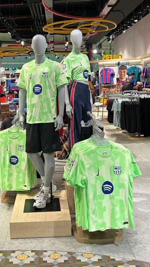 Así luce la tercera equipación del Barça en la tienda del club.  RELEVO | JORDI CARDERO