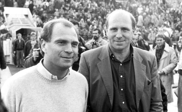 Dieter Hoeness, a la derecha, junto a su hermano Uli. GETTY