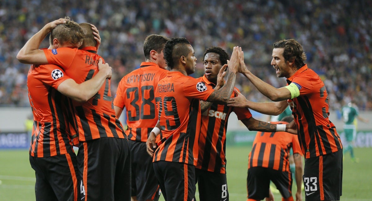 Los jugadores del Shaktar Donetsk celebran un gol.
