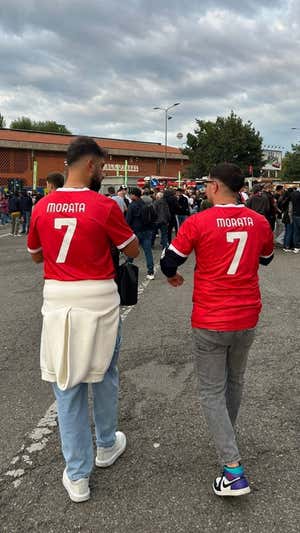 Aficionados con la camiseta de Morata.  ISABEL PACHECO