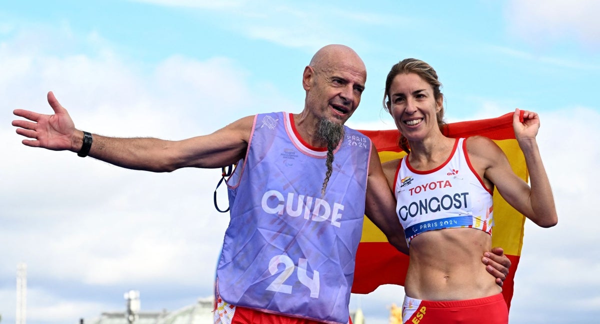 Elena Congost y su guía Mia Carol tras cruzar terceros la maratón de París 2024.