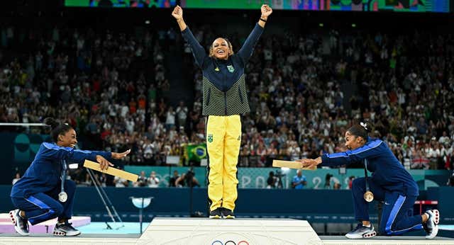 Un documental de Netflix con Simone Biles y el argumento racial cimentan la defensa de Jordan Chiles para intentar recuperar una foto icónica de París 2024