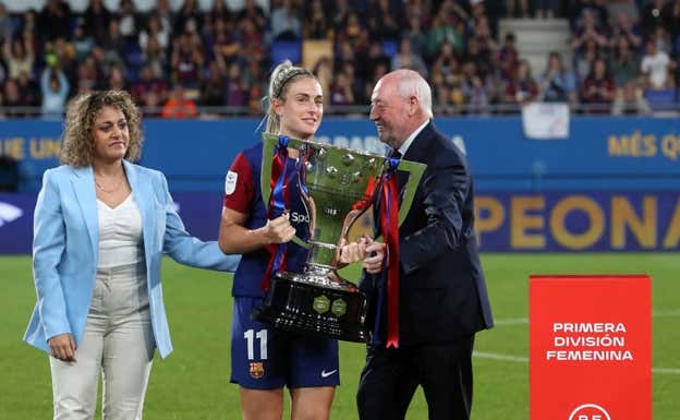 Joan Soteras, en la entrega de la Liga F a Alexia Putellas.  GETTY