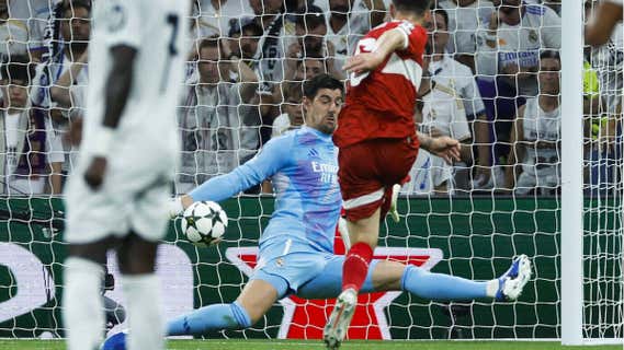 Thibaut Courtois detiene una ocasión del Stuttgart. /EFE