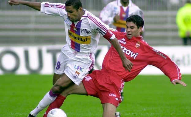 Márquez arrebata el balón a Sonny Anderson.  PATRICK GARDIN