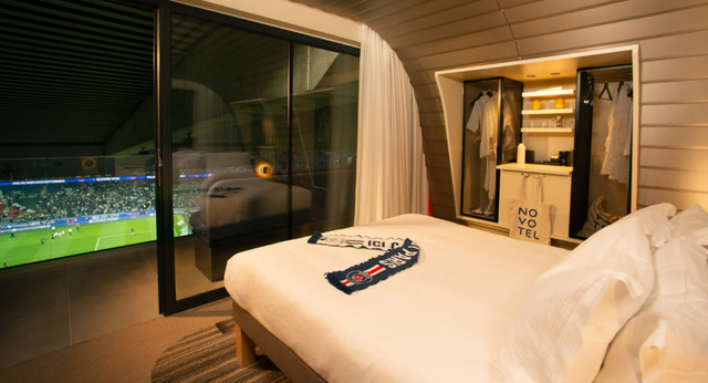 Ver un partido de Champions en el estadio en pijama y tumbado en la cama de tu suite es posible: en el PSG – Girona ya está reservada