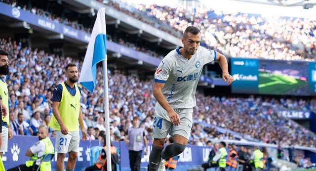 Joan Jordán encuentra su sitio en el Alavés… y ya espera al Sevilla