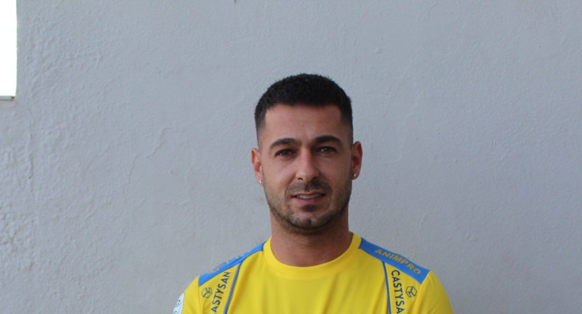 Sergio León posa con la camiseta de su nuevo equipo.