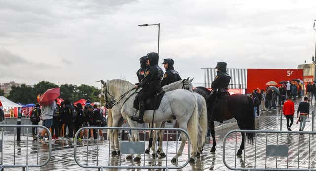Cortes en el metro, inundaciones y gente entrando al Metropolitano con el partido empezado