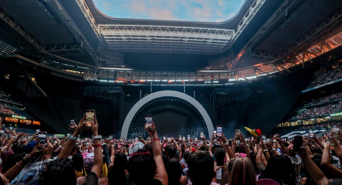 Cientos de personas disfrutan del concierto de Karol G en el Santiago Bernabéu el pasado mes de julio.