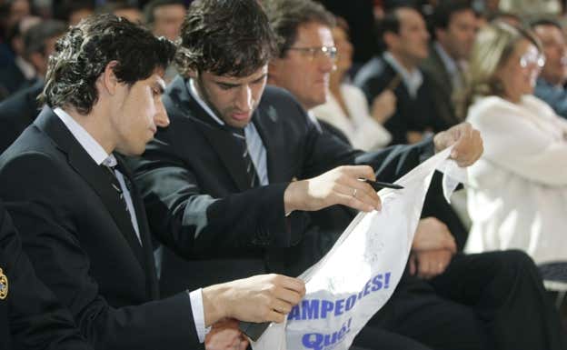 Miñambres, con Raúl, en los festejos por la Liga de 2007.