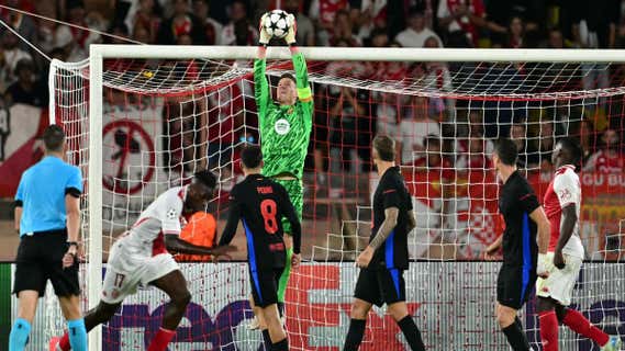Ter Stegen bloca un balón en el Monco-Barça de este jueves. /AFP