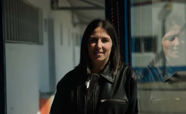Tania Fente Pena, en el campo de fútbol de A Cheda, donde comenzó su carrera arbitral.  Salvador Fenoll | Relevo