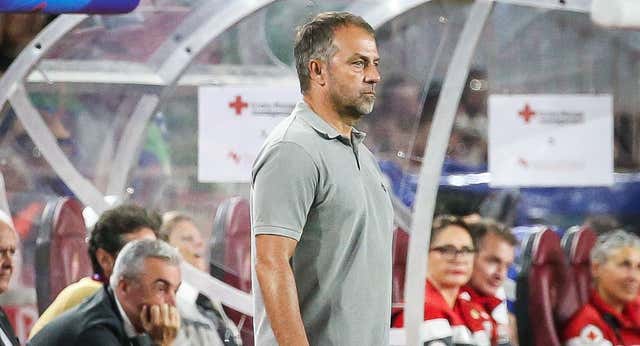 La tranquilidad de Flick que enamora a los futbolistas se pone a prueba en La Cerámica: «Gestiona muy bien las emociones»