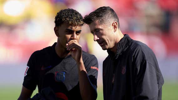 Lamine Yamal y Robert Lewandowski hablan en Girona. /GETTY