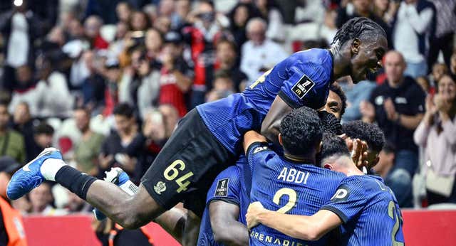 Tres cambios tácticos en la primera parte y dos goles en tres minutos retratan una goleada de leyenda en Francia
