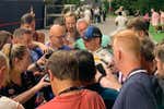Monosilábico Max Verstappen: alega afonía y se inventa una rueda de prensa en la calle