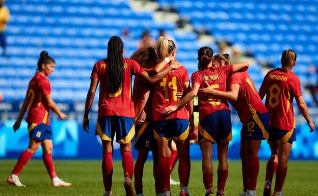 Las jugadoras de la Selección arropando a Alexia tras el penalti fallado.  RFEF