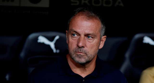 Los malabarismos de Flick para mantener el pulso del Barça van acompañados de una queja: «La FIFA debe cuidar a los futbolistas»
