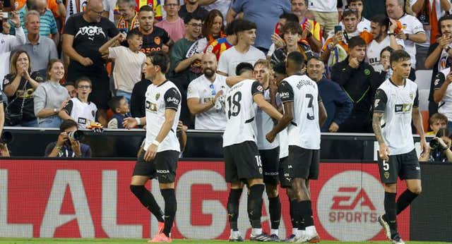 Baraja levanta al Valencia desde el verde y el vestuario ante un Girona que se quedó en París