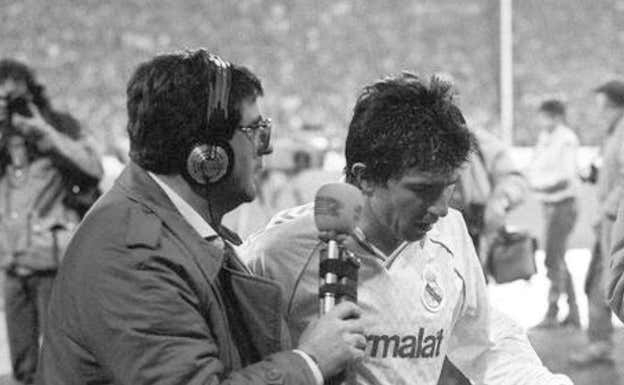Roberto Gómez, con Juanito, yéndose expulsado ante el Bayern.  CEDIDA POR ROBERTO GÓMEZ