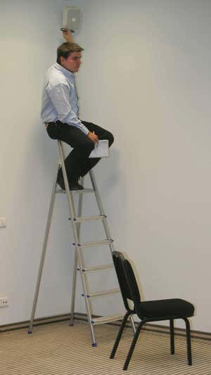 Miguel Ángel Díaz subido a una escalera durante una rueda de prensa de la Selección. CEDIDA POR MIGUEL ÁNGEL DÍAZ