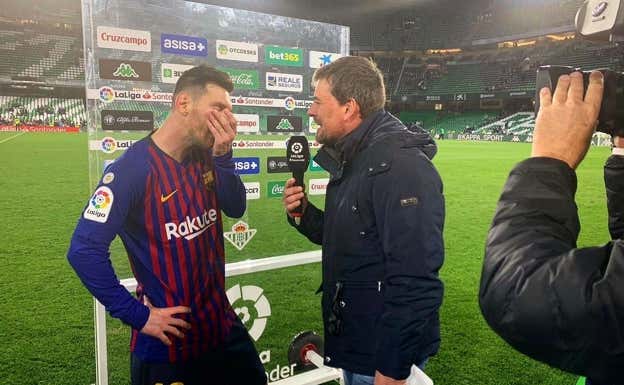 Ricardo Sierra entrevista a Messi a pie de campo. CEDIDA POR RICARDO SIERRA