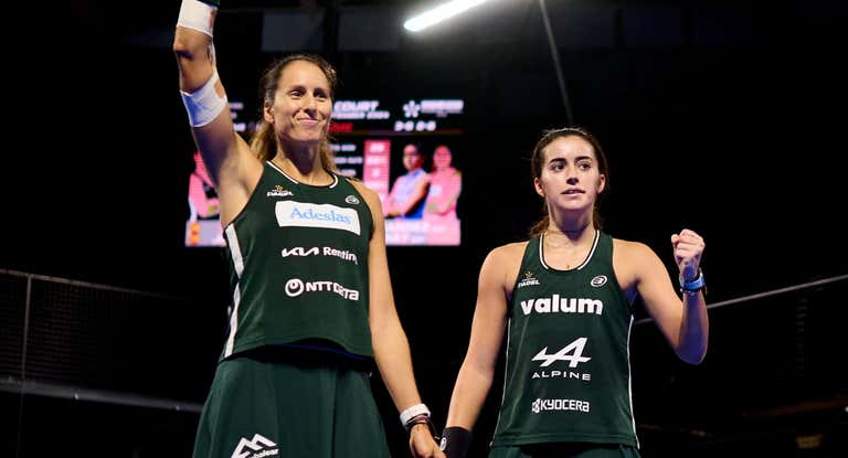 Gemma y Claudia celebran la victoria en Valladolid.