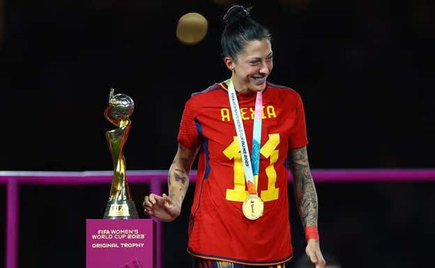Jenni Hermoso durante la celebración con la Copa del Mundo.  REUTERS
