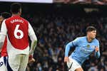 Stones frustra el esfuerzo de un Arsenal con diez en un choque vibrante
