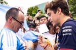 Los fans de Franco Colapinto asaltan a Carlos Sainz en sus redes sociales: «Te está enseñando un pibe de 20 años»