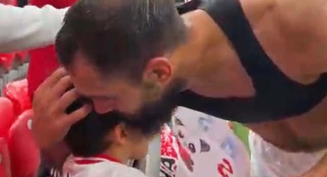 El gesto de Borja Iglesias con un niño en San Mamés que emociona al mundo del fútbol: «Necesitamos más pandas»