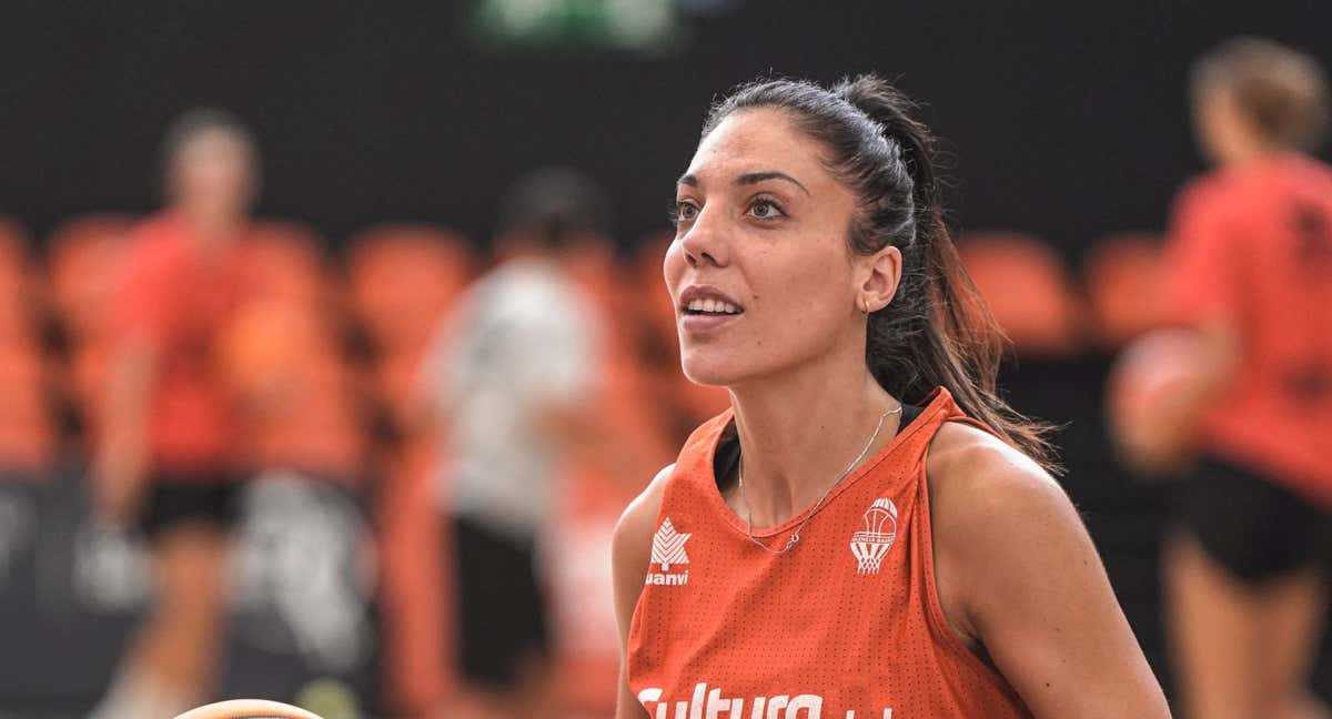 Cristina Ouviña, con Valencia Basket.
